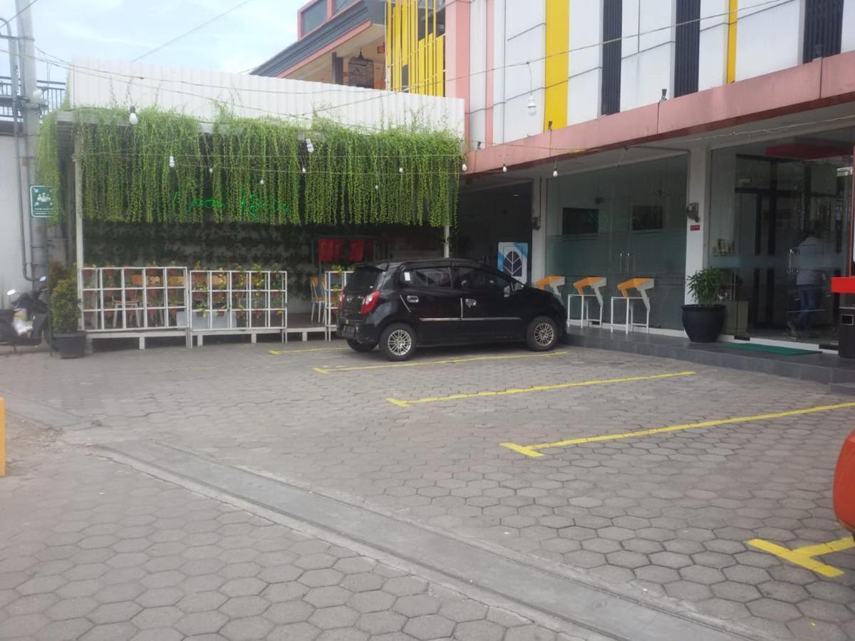 宗班绿红伊斯兰酒店 Jombang 外观 照片