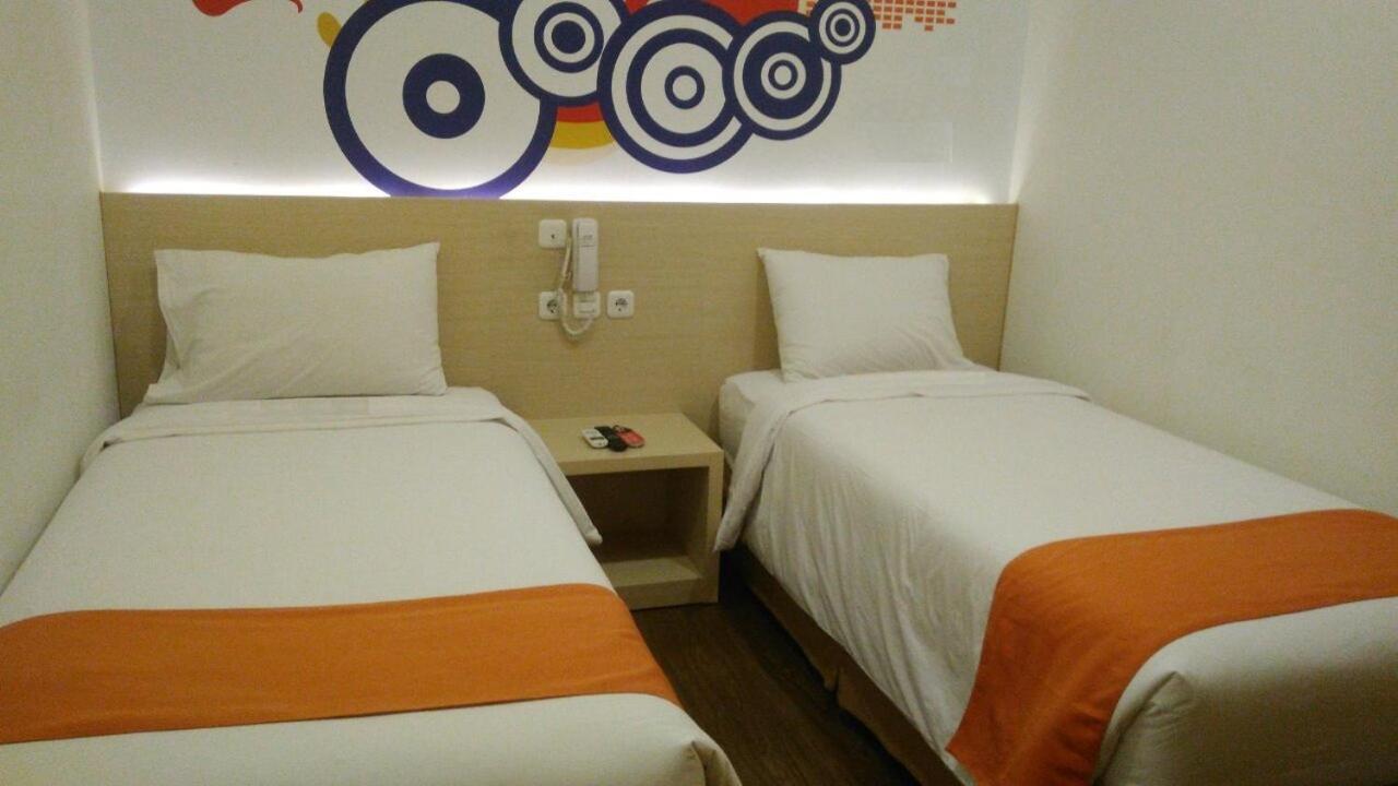 宗班绿红伊斯兰酒店 Jombang 外观 照片
